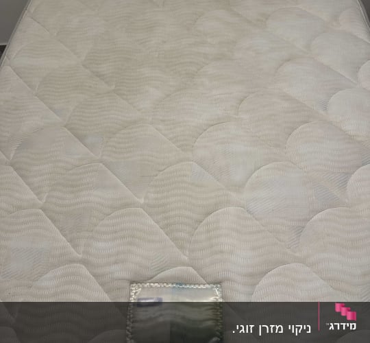 מזרן עם כתמים קלים על פני השטח